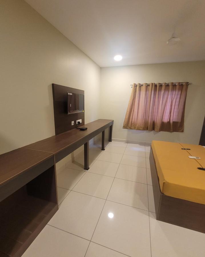 M Square Hotel Vellore Kültér fotó
